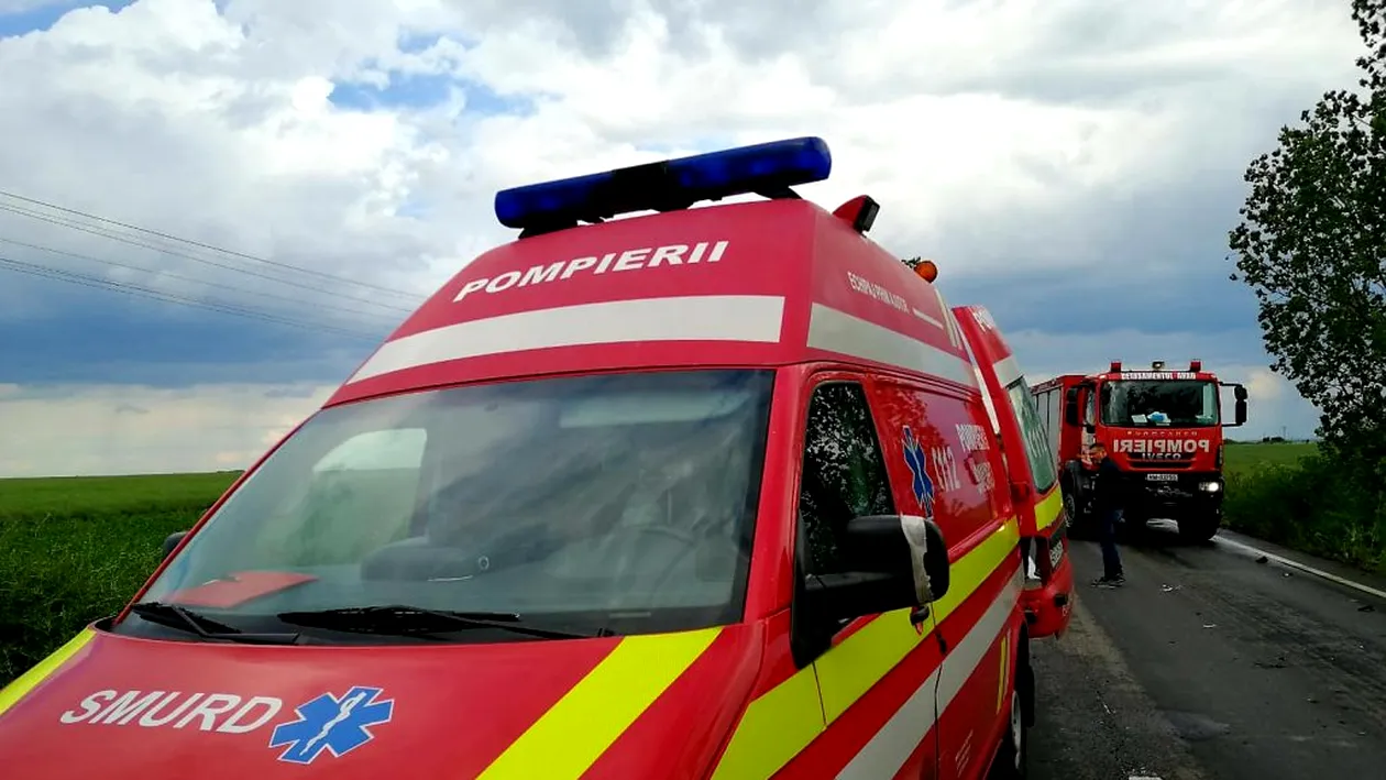 Accident îngrozitor în Arad! Trei persoane au ajuns la spital. Imagini de la fața locului. FOTO