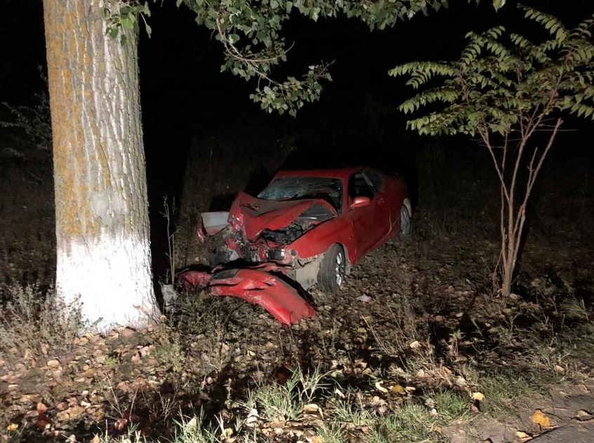 Accident în Constanța! Trei adolescenți au fost răniți grav după ce șoferul a intrat cu mașina într-un copac
