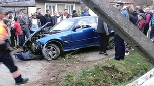 Accident spectaculos în Caraş Severin! A încercat să evite un motoscuter, dar a intrat într-un stâlp. Cum s-a încheiat totul