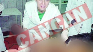 Profesoara si-a lasat studentele sa se fotografieze