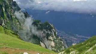 Un alpinist a murit dupa ce a cazut cativa zeci de metri intr-o prapastie din Masivul Fagaras