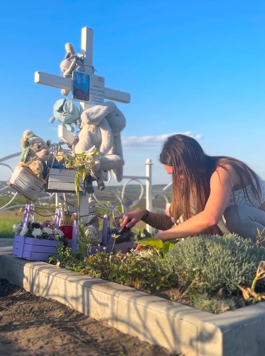 Cristina Scarlevschi, în lacrimi la mormântul fiului ei/ Sursa foto: Instagram