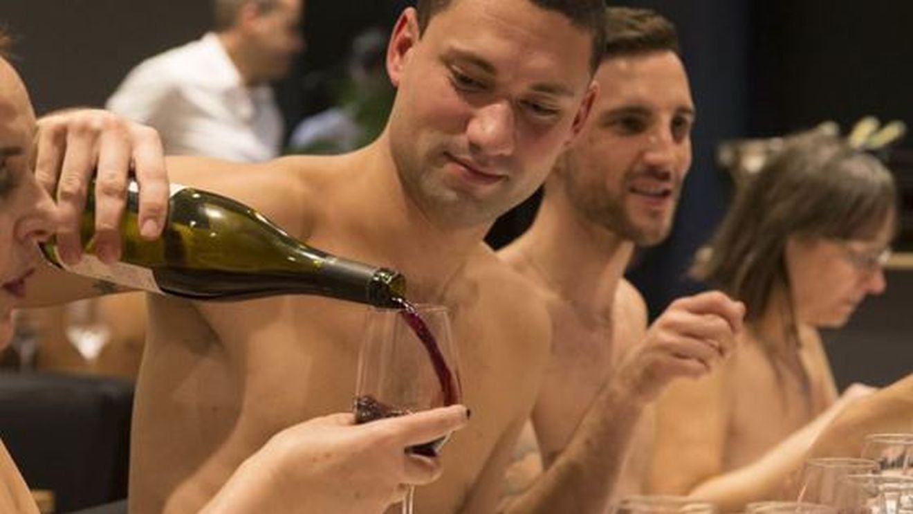 Marea afacere de la Paris a picat! Primul restaurant de nudiști s-a închis după un an!