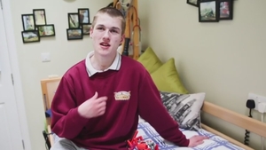 Acesta e adolescentul care dacă adoarme, moare! Previziunile medicilor au fost unele sumbre, dar el sfidat orice teorie