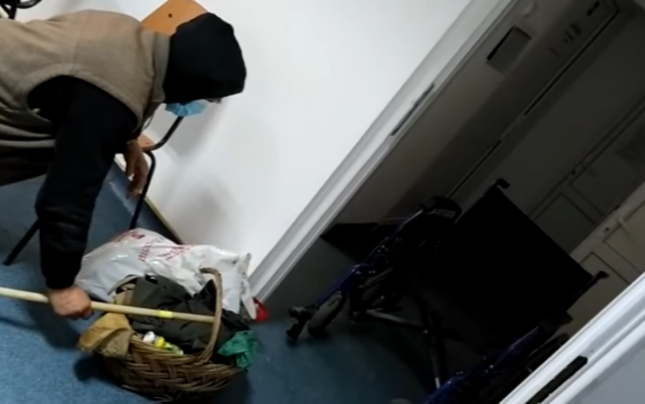 Bătrânul îngenuncheat pe holurile spitalului
