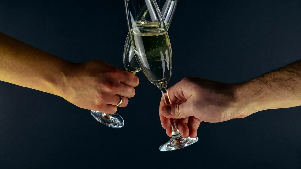 Ce trebuie să faci de Revelion, dacă vrei să atragi banii în 2025? Obiceiuri inedite de anul nou