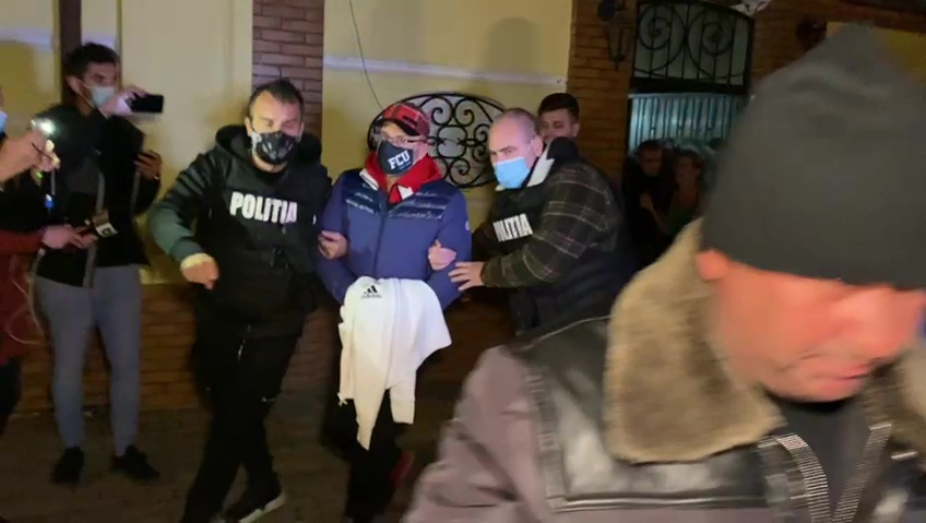 Adrian Mititelu a fost ridicat de polițiști pentru a fi încarcerat