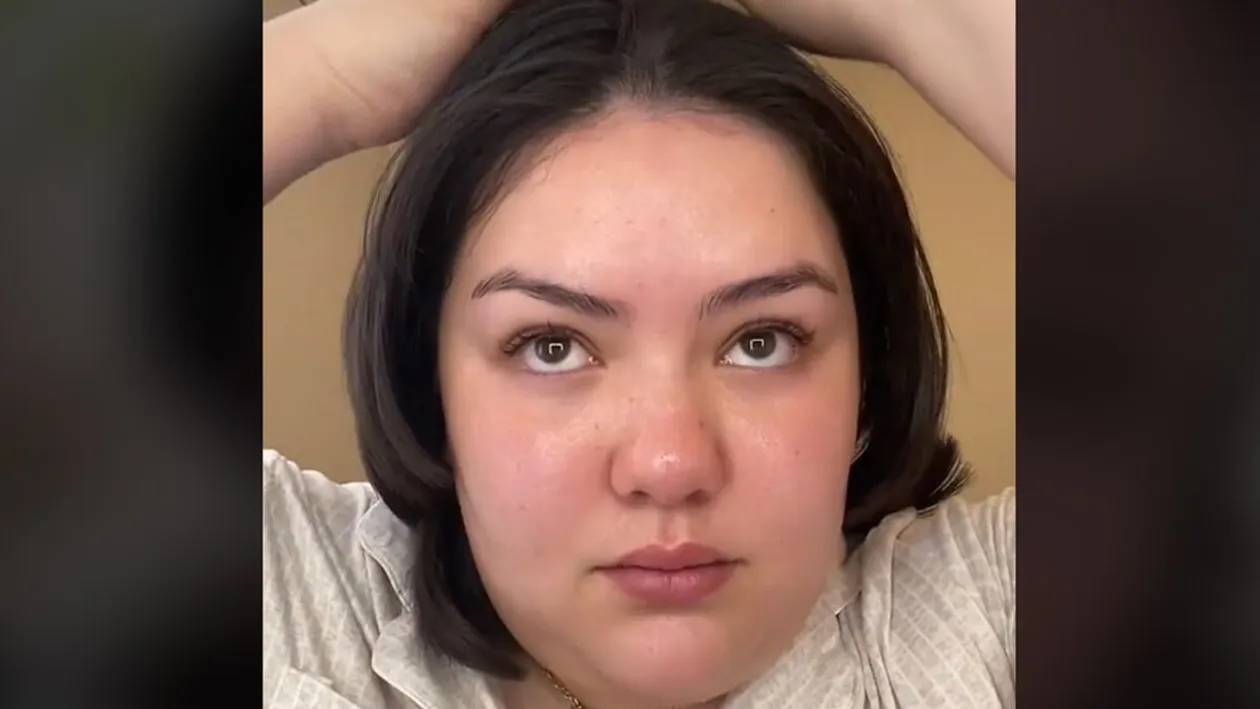 Coșmarul trăit de tânăra din imagine, la coafor. După ce a plecat și s-a uitat în oglindă la părul ei, a început să plângă