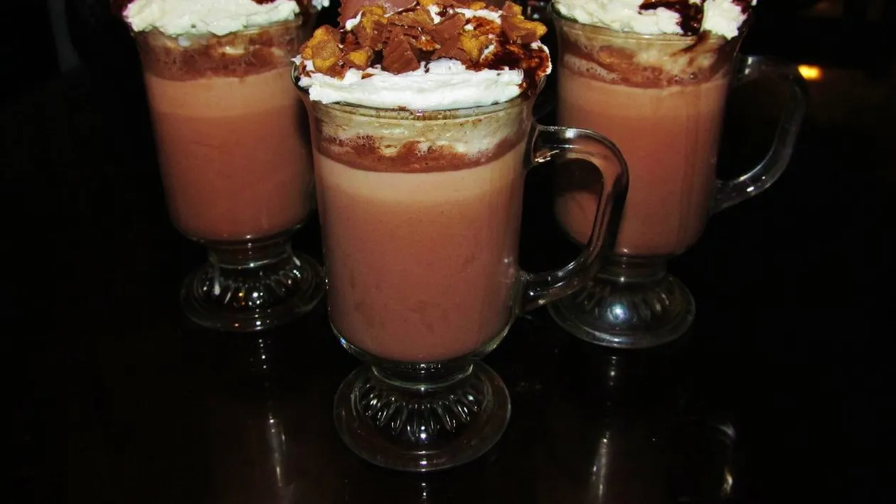 Cea mai tare teorie pe care ai auzit-o! Vezi ce culoare trebuie să aibă ceaşca din care bei ciocolată caldă ca să fie mai gustoasă