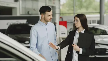 Parlamentul European a dat „undă verde”. Când se va interzice vânzarea mașinilor pe benzină și motorină.