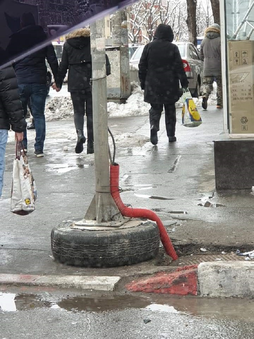 Trăim în România, iar asta ne ocupă tot timpul! Cum au „reparat” autoritățile un semafor rupt, în București