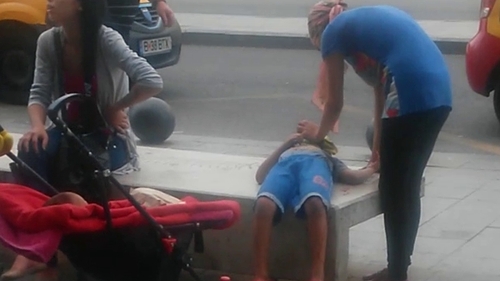 IMAGINI SOCANTE! Un copil zace plin de sange pe o banca din centrul Capitalei, dupa ce a fost lovit de un barbat!