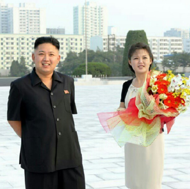 Toată lumea îl ştie pe liderul nord-coreean, Kim Jong-Un, dar puţini o cunosc pe soţia lui! Ri are 28 de ani şi are trei copii
