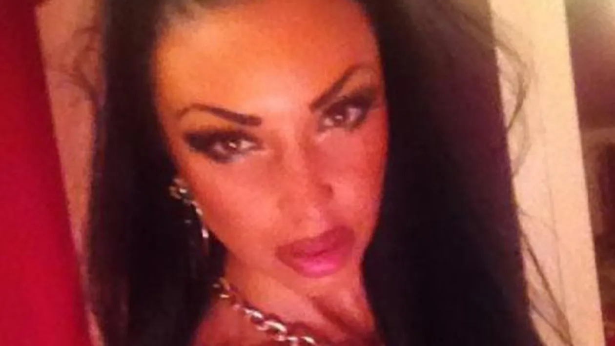 Topless de groaza! Vezi ce vedeta de la noi a fost prinsa in sanii goi in noaptea de Halloween!