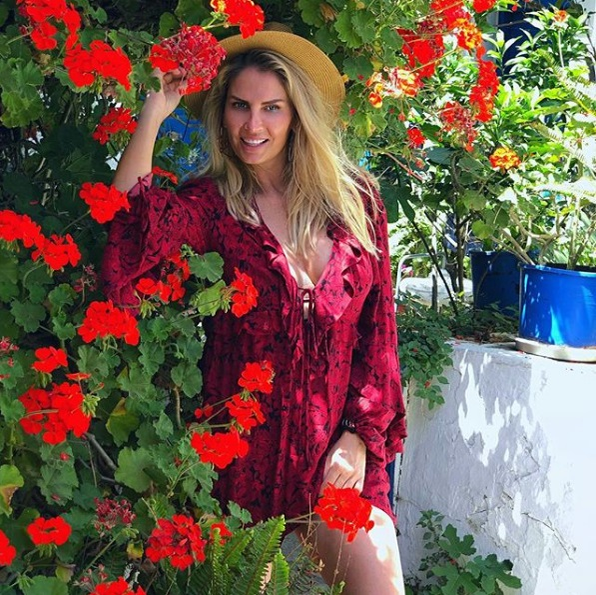 Andreea Bănică, pipăită în public de soțul ei. Lucian Mitrea i-a pus mâna pe sâni: „Sunteți adorabili”