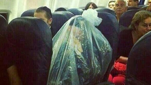 INCREDIBIL! Un evreu ortodox zboara invelit intr-o punga de plastic! Vezi poza care a facut inconjurul Internetului