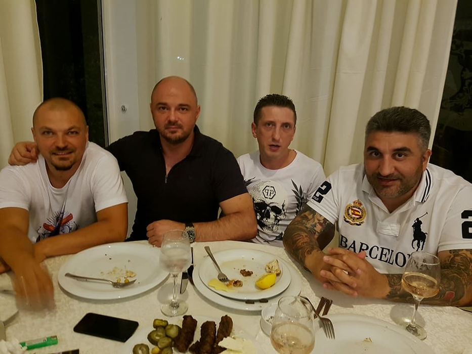 Puya, alături de "fratele" lui, "Românu" (în negru, lângă el)