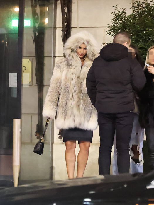Diana Stejereanu, imposibil de ratat într-o blană XXL