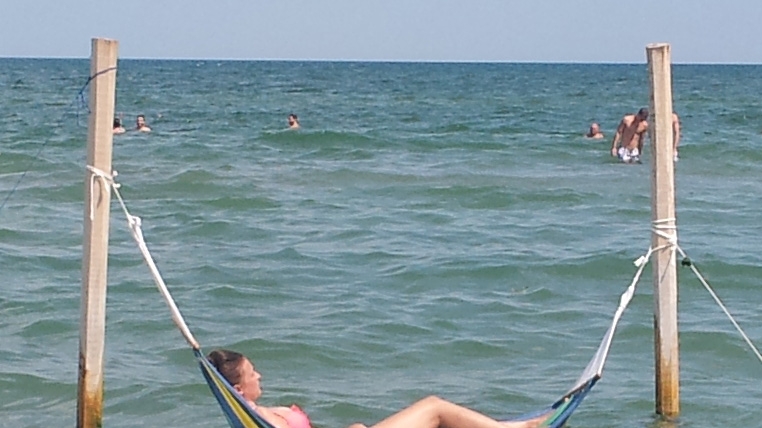 Relaxare totală in valurile mării! N-o să-ti vina sa crezi ce au mai inventat turistii, pentru a se simti bine pe litoral