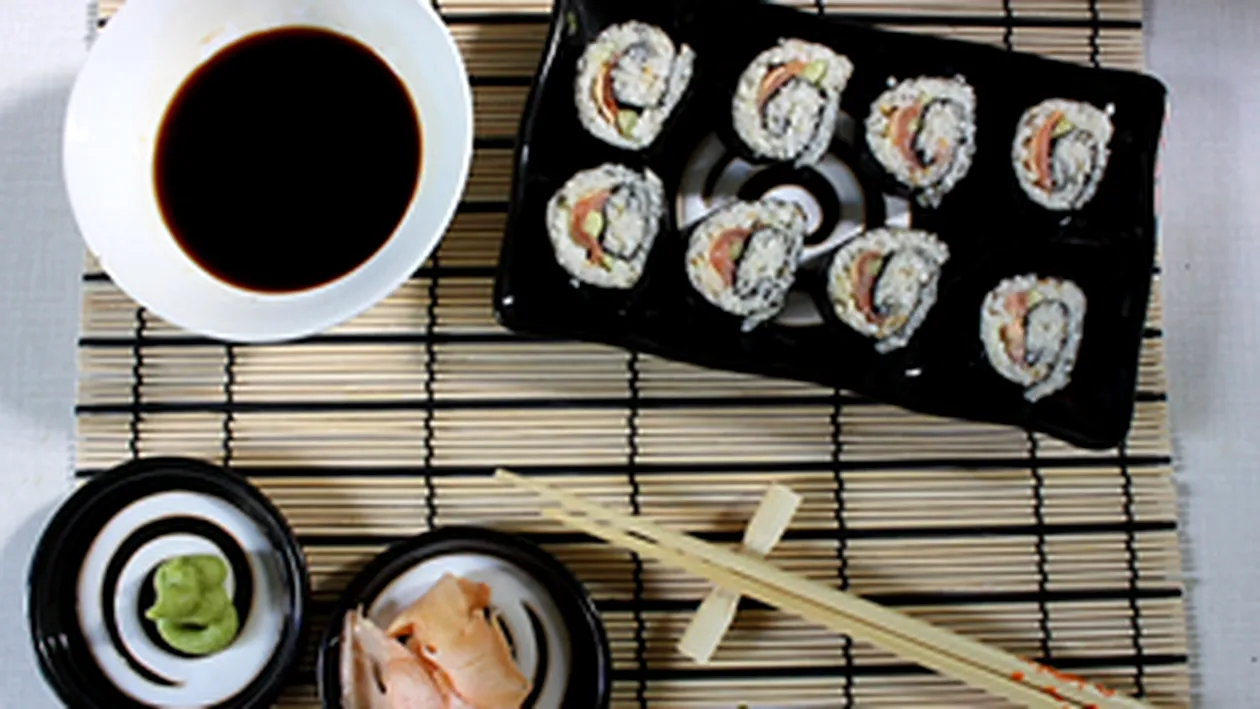 Dana Rogoz, specialista in bucutarie! A pregatit Sushi Rolls pentru invitatii la masa