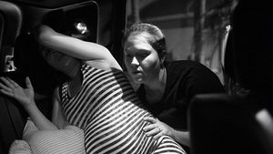 Imaginile care îţi taie răsuflarea! O femeie a angajat un fotograf care să surprindă momentul în care naşte pentru a treia oară