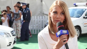 Andreea Ibacka s-a facut reporter! Transmite de la nunti!