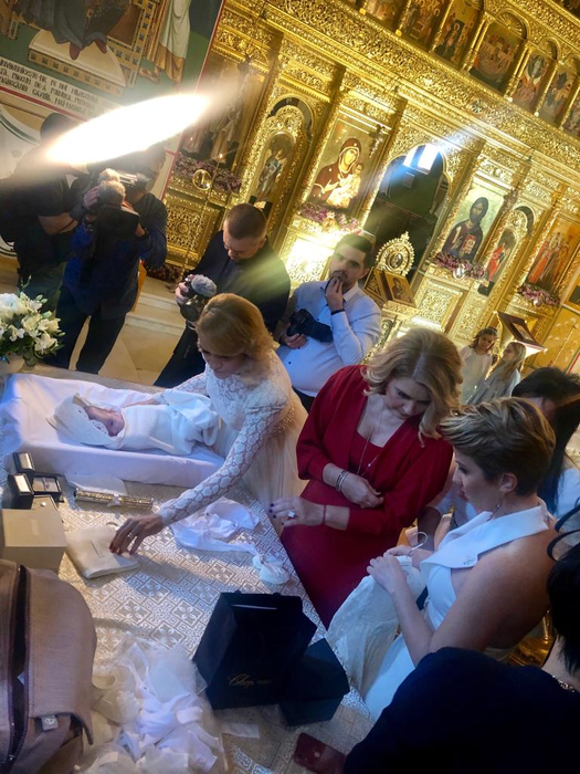 Emoții mari pentru Alessandra Stoicescu! Prezentatoarea TV și-a creștinat astăzi fetița. Cum s-a îmbrăcat nașa Gabriela Firea
