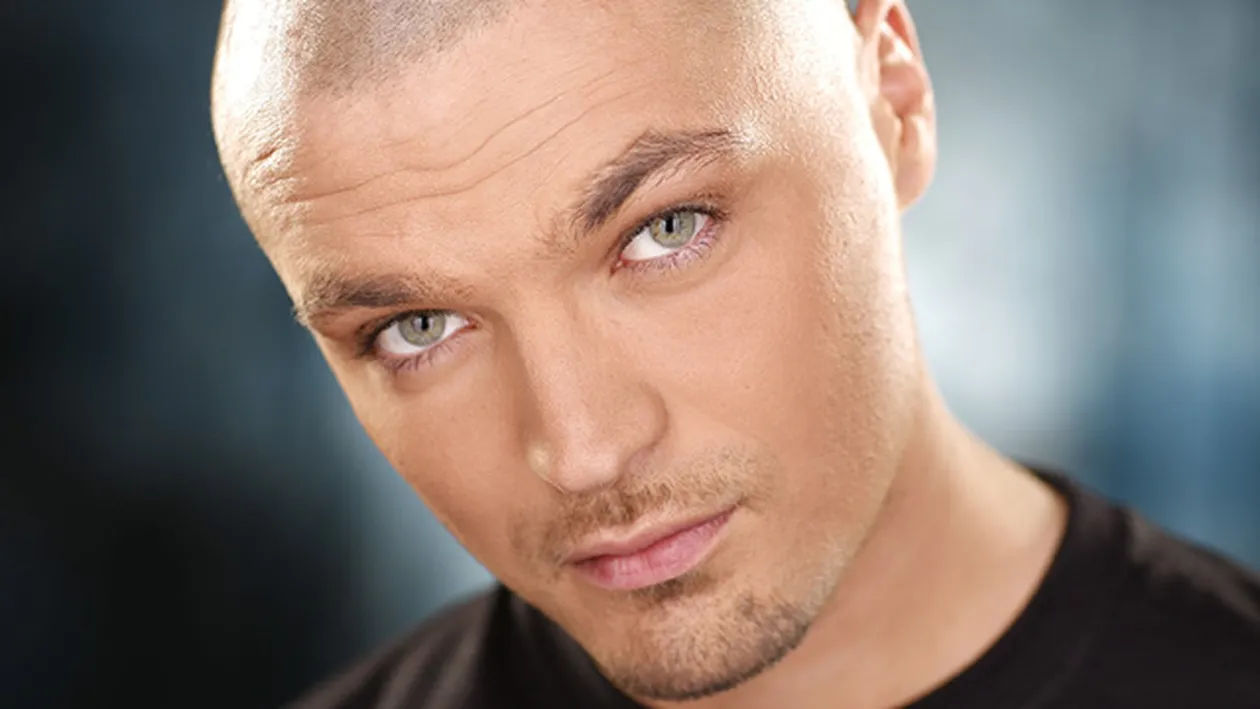 Puya o face SCANDALOS! Uite-l la zero grade, intr-un halat si cu doua sampanii: Din februarie incepe treaba