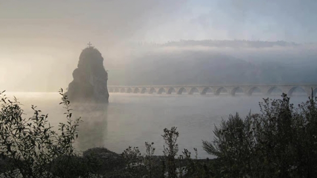 Se misca singura, iar localnicii au pus o cruce ca sa-i apere de spiritele rele. Cum se explica misterul Pietrei Dracului!