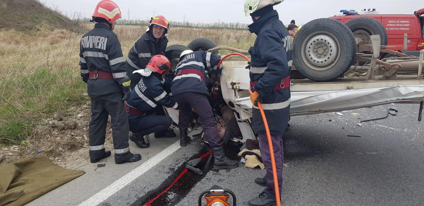 Accidente înfiorătoare în Prahova. Un om a murit, iar 3 au fost răniți după ce microbuzul în care erau a ajuns în parapet
