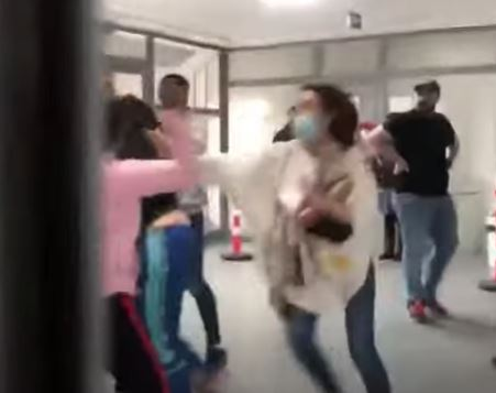 Bătaie la Starea Civilă, în Vaslui. Bărbații și-au împărțit pumni și picioare, în timp ce femeile s-au păruit. Ce a pățit un polițist venit să calmeze spiritele / VIDEO