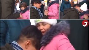Momentul sfâșietor în care un tătic ucrainean își îmbrățișează fiica pentru ultima dată. El rămâne să lupte pentru țară