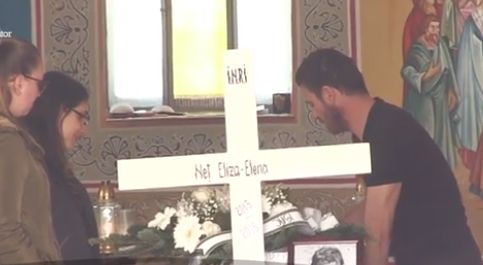 Eliza, fetița înecată în cadă de propria mamă, condusă pe ultimul drum! Tatăl micuței, împietrit de durere la căpătâiul ei