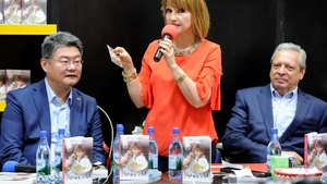 ”China cea de taină”. Marina Almășan și-a lansat cea de-a zecea carte la BOOKFEST: ”Lumea s-a distrat nespus!”