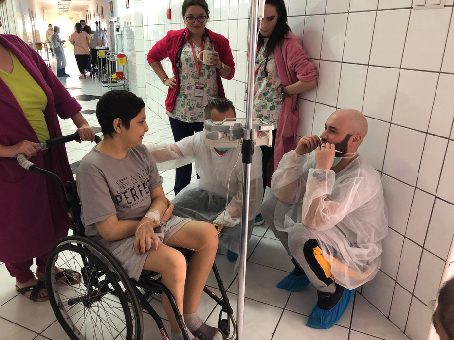 Codin Maticiuc și Mihai Bendeac au vizitat copiii bolnavi de cancer dintr-un spital: „De la doi păcătoși, acum, în Săptămâna Mare transmitem sănătate”