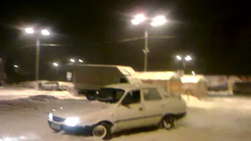 Credeai ca doar smecherii cu bolizii de zeci de mii de euro fac cerculete si drift! Uite-l pe amarasteanu asta cu Dacia 1310 cum se da pe zapada!