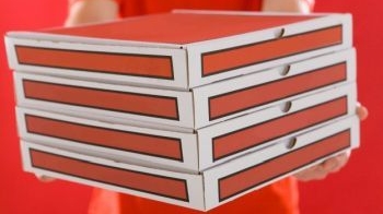 A comandat pizza online, dar i-a venit politia la usa! Ce a scris femeia la sectiunea de comentarii