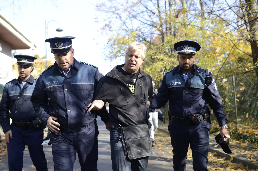 Incident în fața locuinței lui Ion Iliescu. Protestatarul ”Ceaușescu” a fost ridicat de polițiști: ”Trebuia să stai la pușcărie!”