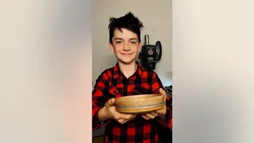 Un băiat de 12 ani a strâns peste 220.000 de lire cu un bol de lemn. Banii îi va dona către copiii din Ucraina