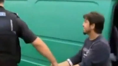 VIDEO SENZATIONAL! Uite cum se apara un tigan roman prins la furat in Anglia: "Yes boss, sorry boss! Bag p*** in voi"