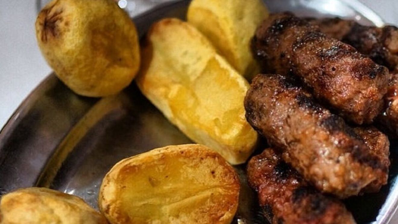 Câți lei costă 4 mici cu cartofi prăjiți la celebrul restaurant „La Cocoșatu`”, din București. Cât trebuie să plătești