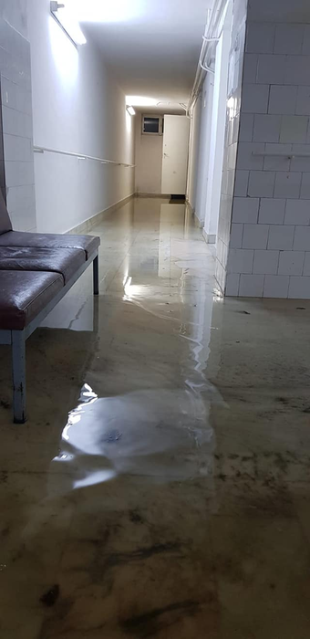 Incredibil. Medic, cercetat disciplinar după ce a postat mai multe imagini cu spitalul inundat. FOTO