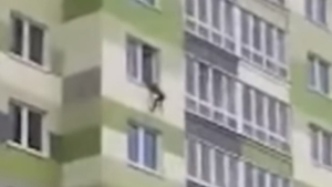 VIDEO! Imagini cu puternic impact emoțional! Un copil de 5 ani a căzut de la etajul 7