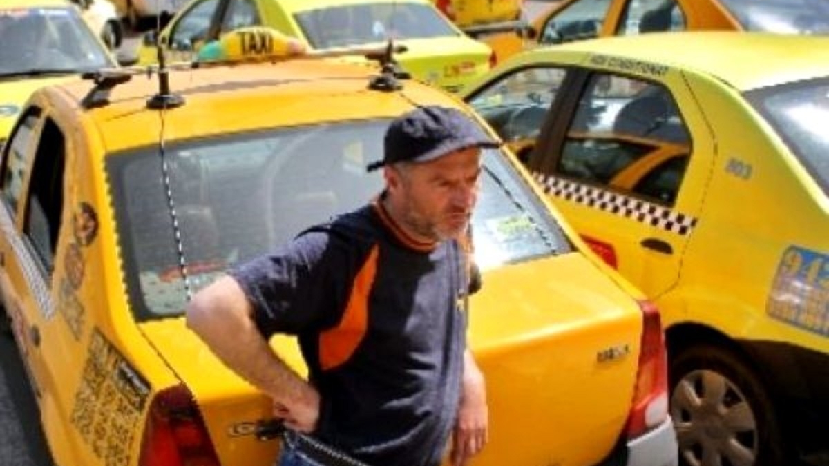 Taximetrist din Botoșani, agresat în plină stradă de un client. Bărbatul l-a lovit și i-a distrus mașina