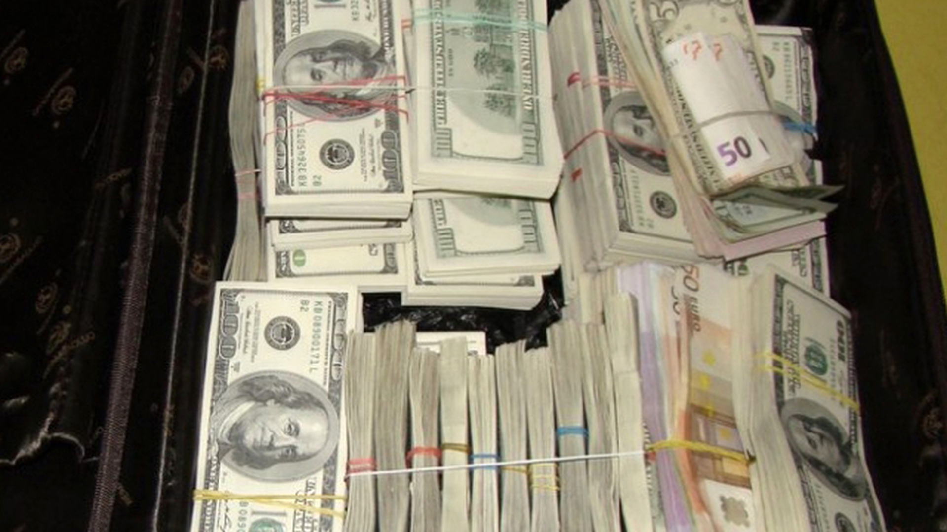 Mai sunt şi oameni cinstiţi. Un paznic a dat înapoi o geantă cu 9.000 de dolari!