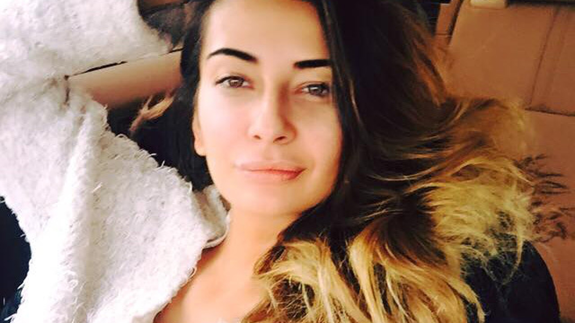Cum şi-a făcut selfie DJ-iţa topless de toţi fanii au avut palpitaţii! Dj Harra şi-a zburlit părul şi...