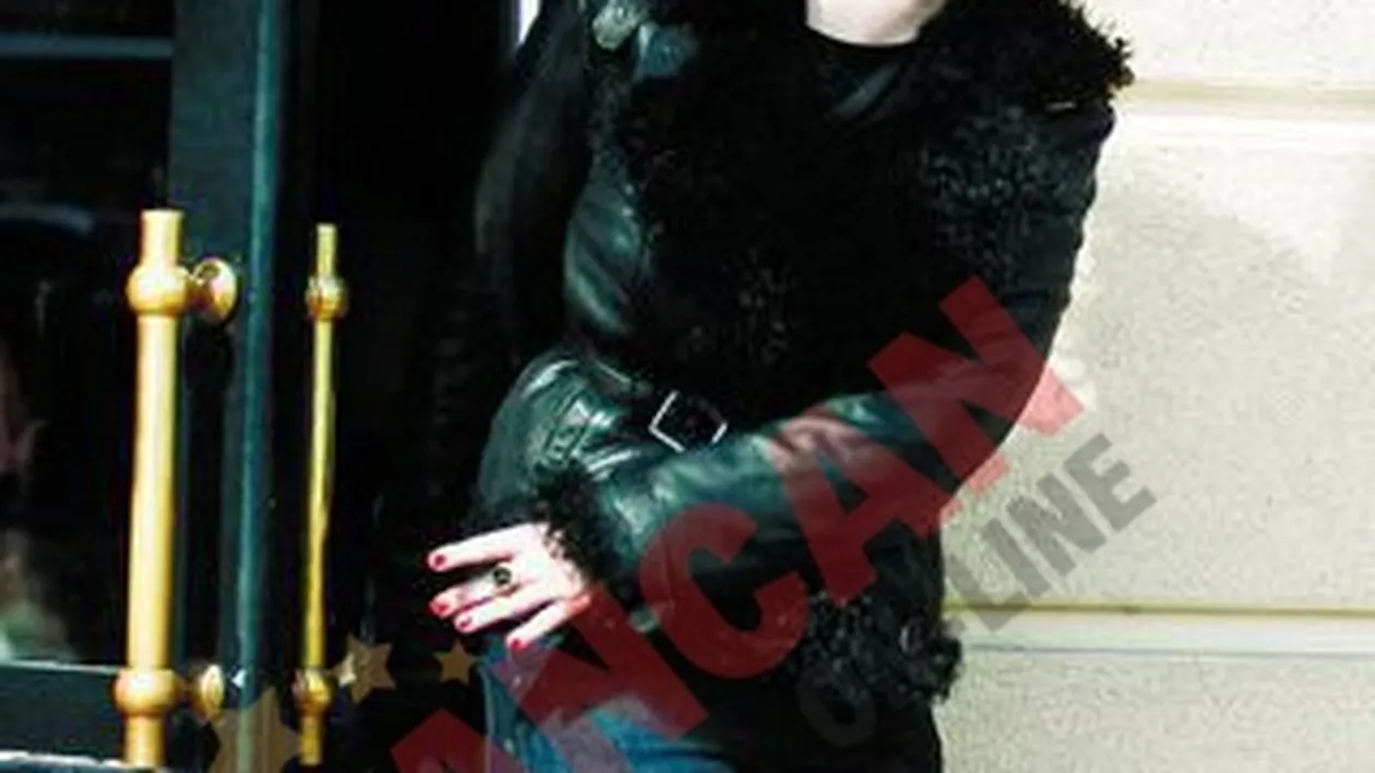 Ii e frica sa stea singura