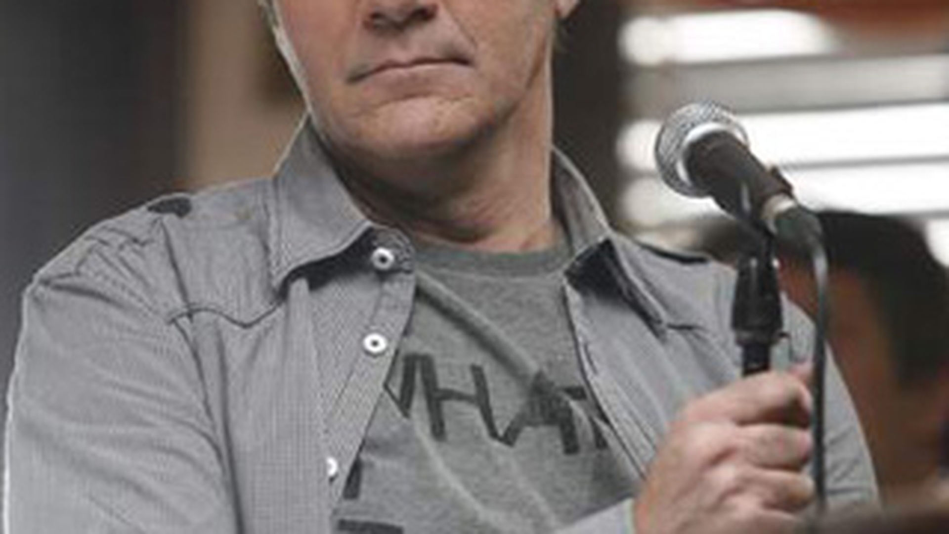 Dan Bittman va avea ca asistenta un travestit