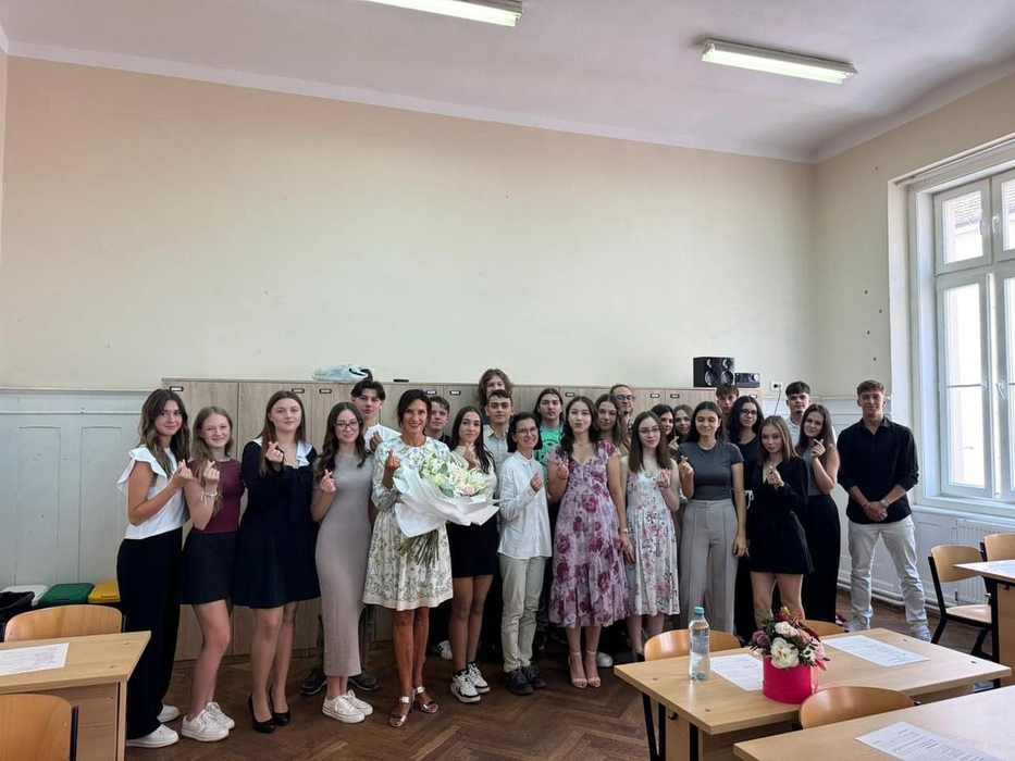 Cât a costat ținuta purtată de Carmen Iohannis în prima zi de școală. Sursă foto: Facebook