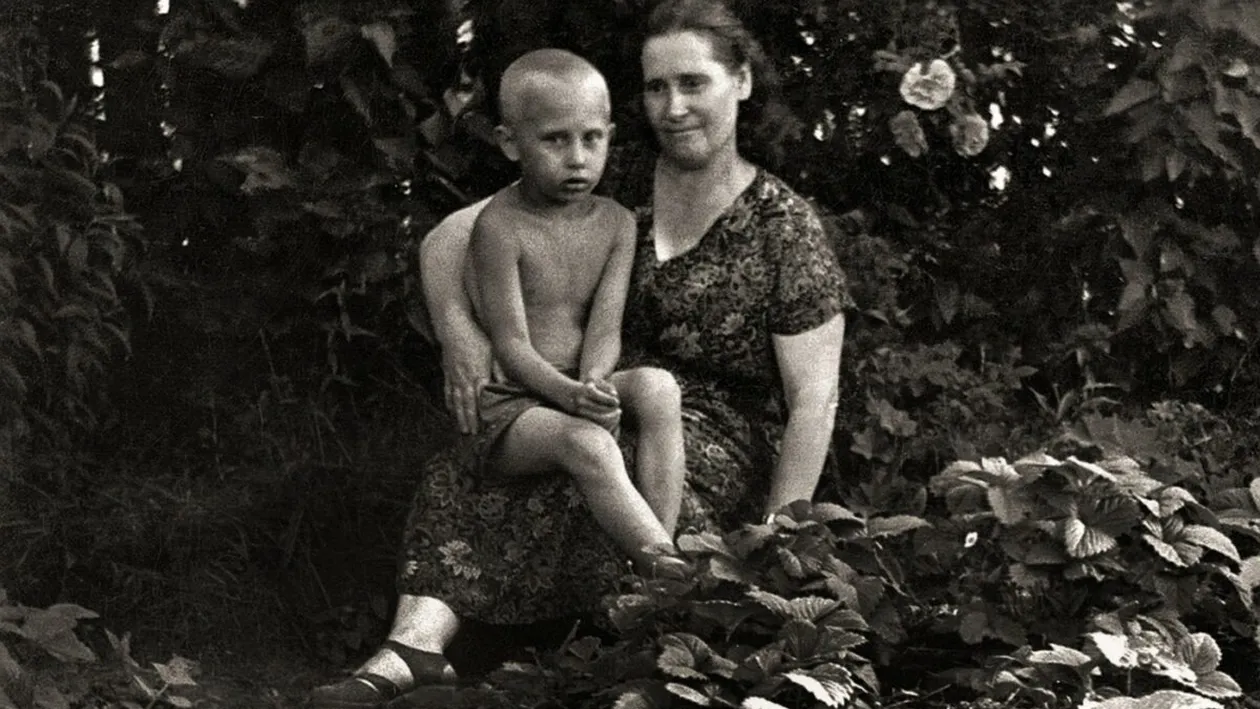 Părinții lui Vladimir Putin au o poveste demnă de film: ea l-a refuzat, el i-a scos ochiul și le-au murit alți copii